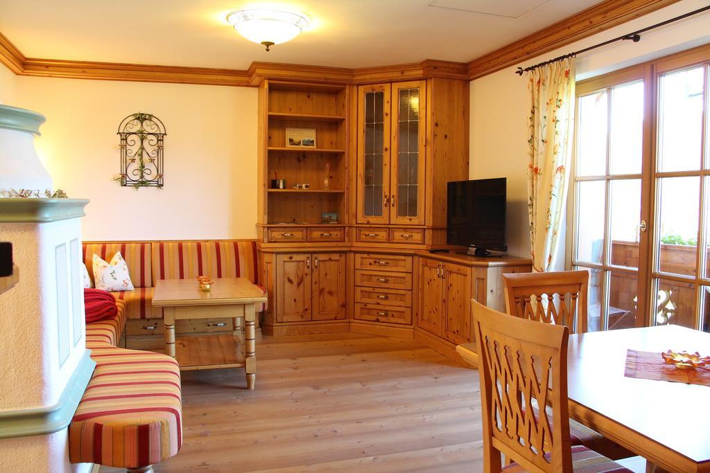 Ferienwohnung Schossleitner - Der Wohlfuehl-Ansitz Am Wolfgangsee Mit Weitblick Sankt Gilgen Szoba fotó